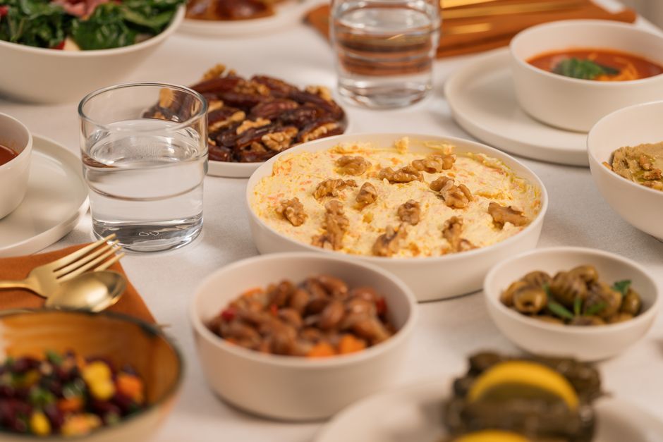 إتيكيت استقبال الضيوف في رمضان: دليل الضيافة الراقية