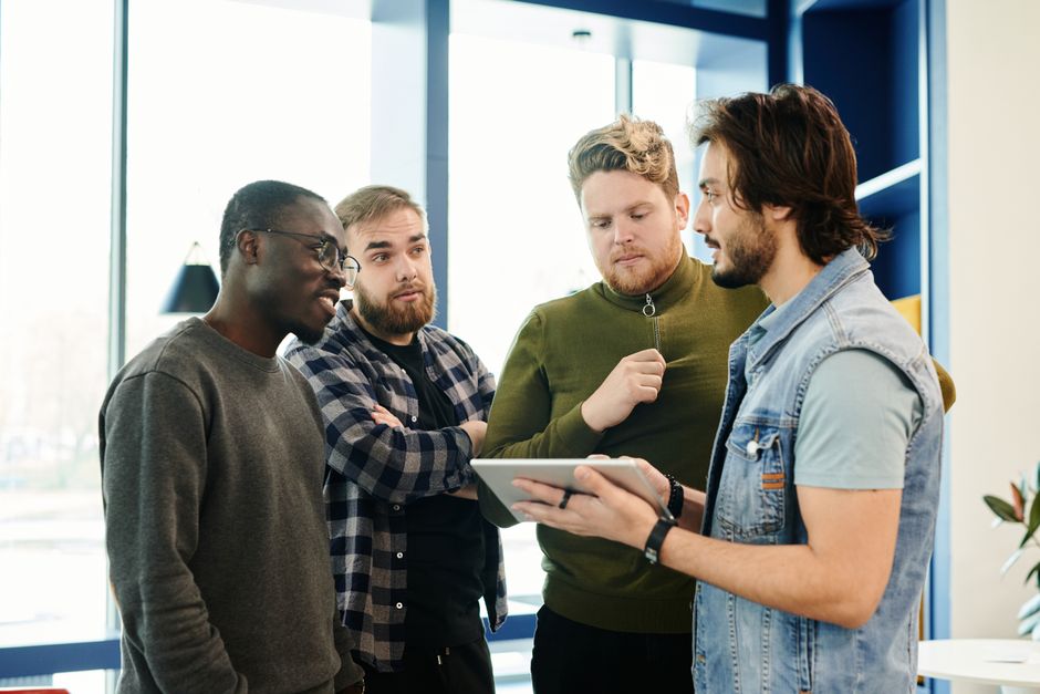 إدارة التواصل في منصات العمل الرقمية